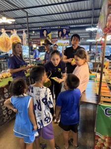 “ตั๊น จิตภัสร์” ลุยตลาดหัวหิน ขอคะแนนหนุน “มิ่งขวัญ” ชูนโยบายกองทุนกู้ยืม 2 หมื่น แก้หนี้นอกระบบ