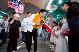“ยศชนัน” พา 10 ผู้สมัคร สส.เมืองชลฯ เพื่อไทย ขึ้นรถแห่รอบเมือง อ้อนพาศิษย์เก่าอนุบาลชลบุรีกลับมาพัฒนาพื้นที่