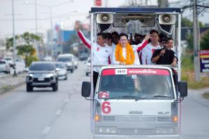 “ยศชนัน” พา 10 ผู้สมัคร สส.เมืองชลฯ เพื่อไทย ขึ้นรถแห่รอบเมือง อ้อนพาศิษย์เก่าอนุบาลชลบุรีกลับมาพัฒนาพื้นที่