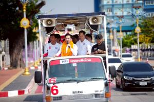 “ยศชนัน” พา 10 ผู้สมัคร สส.เมืองชลฯ เพื่อไทย ขึ้นรถแห่รอบเมือง อ้อนพาศิษย์เก่าอนุบาลชลบุรีกลับมาพัฒนาพื้นที่