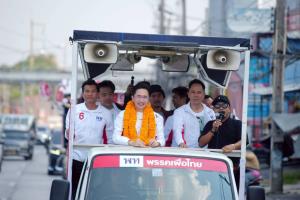“ยศชนัน” พา 10 ผู้สมัคร สส.เมืองชลฯ เพื่อไทย ขึ้นรถแห่รอบเมือง อ้อนพาศิษย์เก่าอนุบาลชลบุรีกลับมาพัฒนาพื้นที่