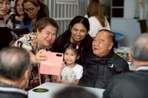 “บิ๊กป้อม” ย่องกินก๋วยเตี๋ยวร้านดังย่านเทพรักษ์–วัชรพล ย้ำมาส่วนตัวไม่เกี่ยวการเมือง