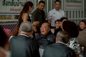 “บิ๊กป้อม” ย่องกินก๋วยเตี๋ยวร้านดังย่านเทพรักษ์–วัชรพล ย้ำมาส่วนตัวไม่เกี่ยวการเมือง