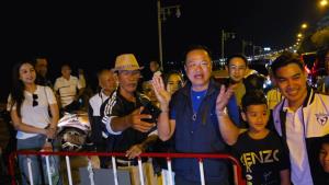 "อนุทิน&amp;#8203;" ลุยหาเสียงถนนคนเดินประจวบฯ สัญญาฟื้นคนละครึ่ง ชาวบ้านถูกใจแก้ปัญหาชายแดนกัมพูชา