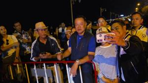 "อนุทิน&amp;#8203;" ลุยหาเสียงถนนคนเดินประจวบฯ สัญญาฟื้นคนละครึ่ง ชาวบ้านถูกใจแก้ปัญหาชายแดนกัมพูชา
