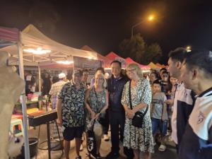 “อนุทิน” ลุยถนนคนเดินเมืองประจวบฯ ช่วยผู้สมัคร ภท. ชาวบ้านชื่นชมแก้ปัญหาชายแดน ย้ำไม่เน้นประชานิยม ขอทำงานใกล้ชิด ปชช.