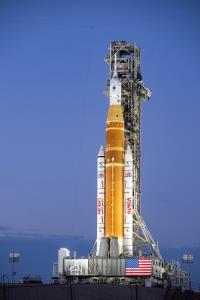 จรวด Artemis II Space Launch System (SLS) และยานอวกาศ Orion ณ ฐานปล่อยจรวด 39B เมื่อวันเสาร์ที่ 17 มกราคม 2026 ที่ศูนย์อวกาศเคนเนดีของ NASA ในรัฐฟลอริดา / ภาพ : NASA - Keegan Barber