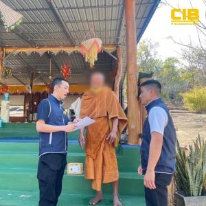 จีวรบิน!! CIB บุกจับผู้ต้องหาฆ่าคนตายที่ภูเก็ต หลังหนีบวช 10 ปี พยายามกระโดดหน้าผาหนีขณะจับกุม