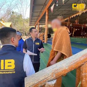 จีวรบิน!! CIB บุกจับผู้ต้องหาฆ่าคนตายที่ภูเก็ต หลังหนีบวช 10 ปี พยายามกระโดดหน้าผาหนีขณะจับกุม