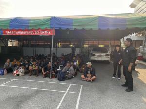 ตม.กาญจนบุรี ไล่สกัดรถตู้ขนแรงงานเถื่อน รวบเมียนมาอัดแน่น 48 ราย คนขับไทยรับสารภาพ