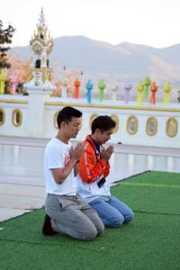 “เท้ง” ออกลุยแต่เช้า เดินเท้าขึ้นดอยสะเก็ดไหว้พระเอาฤกษ์เอาชัย ช่วย "ณัฐพล" สู้ศึกเลือกตั้ง 69