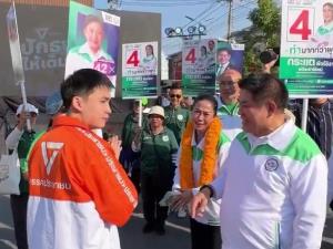 เมืองปทุม เขต 6 คึกคัก! “ผู้กองธรรมนัส”เจอ“เต๋อ ธนภัทร” ผู้สมัครปชน.โชว์สปิริตไหว้ทักทายอบอุ่น