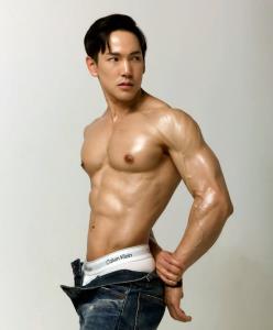 เซเลบอวดเบ่ง (กล้าม) อย่างแน่น ปั้นร่างทอง เห็นแล้วใจละลาย!?