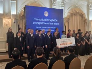 “อนุทิน” มอบเงินเยียวยาผู้เสียชีวิตเหตุเครนหล่นทับรถไฟ ยันรัฐบาลช่วยเหลือเต็มที่ สั่งสอบสาเหตุเอาผิดไม่มีละเว้น