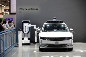 รถยนต์ไฟฟ้าไร้คนขับ Hyundai Ioniq 5 กำลังชาร์จไฟอยู่ที่บูธของ Hyundai Motor Group ในงาน CES 2026 ซึ่งเป็นงานแสดงสินค้าอิเล็กทรอนิกส์สำหรับผู้บริโภคประจำปี ที่ลาสเวกัส รัฐเนวาดา สหรัฐอเมริกา เมื่อวันที่ 6 มกราคม 2026