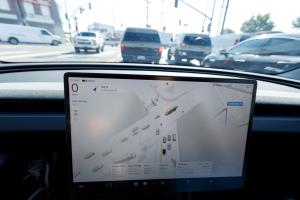 Tesla Model 3 ปี 2025 ขับเคลื่อนด้วยตนเองด้วยซอฟต์แวร์ FSD 14.1.4 บนถนนในลอสแองเจลิสแคลิฟอร์เนียสหรัฐอเมริกา 6 พฤศจิกายน 2568