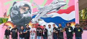 (คลิป) ชาวบ้านแห่ชม! ปฏิบัติการตอบโต้ทางศิลปะ ศิลปินไทยวาดภาพ 46 ทหารกล้า-สะเทือนใจภาพ “ย่าอุ้มหลาน” เหยื่อ BM-21