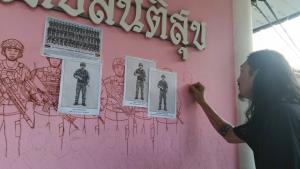 (คลิป) ชาวบ้านแห่ชม! ปฏิบัติการตอบโต้ทางศิลปะ ศิลปินไทยวาดภาพ 46 ทหารกล้า-สะเทือนใจภาพ “ย่าอุ้มหลาน” เหยื่อ BM-21