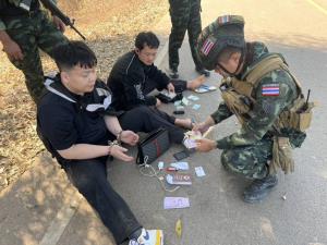 ฉก.ราชมนู สกัดขบวนการลอบข้ามแดน จับคนไทยพาชายจีนหนีออกประเทศ ชายแดนพบพระ จ.ตาก