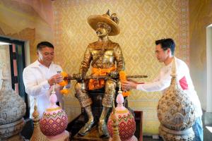 “ดร.เชน” ชูเพื่อไทยปลดหนี้เกษตรกร-ครู-ขรก.ทั้งระบบ รบยาเสพติดจบใน 3-6 เดือน/ออกหวยเดือนละ 4 ครั้ง