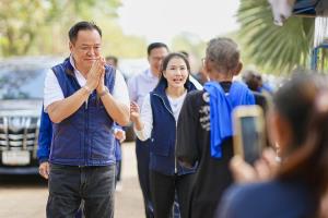 “อนุทิน” ลาราชการบินนครพนมประเดิมหาเสียงอีสาน เต็มสูบเช้ายันค่ำ ขอคะแนนคนริมโขง