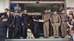 ผู้การฯ ประจวบฯ มอบรางวัลนำจับ 3 หมื่น หารครึ่งชุดสืบ สภ.หัวหิน–สุนัขตำรวจ “แพรวา” ครอบครัวเหยื่อขอบคุณตำรวจคลี่คลายคดีเร็ว