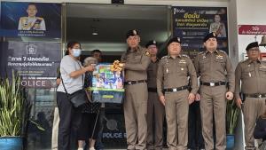 ผู้การฯ ประจวบฯ มอบรางวัลนำจับ 3 หมื่น หารครึ่งชุดสืบ สภ.หัวหิน–สุนัขตำรวจ “แพรวา” ครอบครัวเหยื่อขอบคุณตำรวจคลี่คลายคดีเร็ว