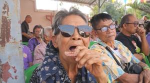 สุดฮา! ยายแถว วัย 79 แข่งหัวเราะผู้สูงวัย ลั่นจนฟันปลอมเกือบหลุด ก่อนโชว์สปิริตฮาต่อกลางงาน