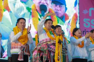 “ร.อ.ธรรมนัส” ลั่นกลางเวทีโคราช พูดแล้วต้องทำ กางแผนปฏิรูปที่ดิน แก้หนี้เกษตรกรทั้งระบบ