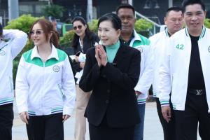 "ปวีณา" ลุยหาเสียงฝั่งธนฯ ช่วยกล้าธรรม ชูแก้หนี้นอกระบบ เปลี่ยนที่ดิน สปก.เป็นโฉนด