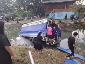 ระทึกรถรับ-ส่งนักเรียน เจอฝนตกถนนลื่น เบรกกระทันหัน พานร.กว่า 39 ชีวิต พุ่งลงคลองเจ็บร่วม 5 ราย