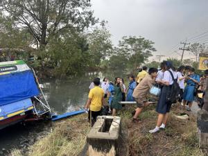 ระทึกรถรับ-ส่งนักเรียน เจอฝนตกถนนลื่น เบรกกระทันหัน พานร.กว่า 39 ชีวิต พุ่งลงคลองเจ็บร่วม 5 ราย