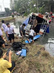 ระทึกรถรับ-ส่งนักเรียน เจอฝนตกถนนลื่น เบรกกระทันหัน พานร.กว่า 39 ชีวิต พุ่งลงคลองเจ็บร่วม 5 ราย