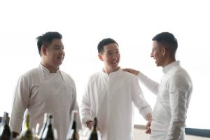 Blue by Alain Ducasse ชวนเปิดประสบการณ์ Fine Dining  สุดเอ็กซ์คลูซีฟกับ “6-Hands Experience”  มื้อพิเศษจากมิตรภาพและความคิดสร้างสรรค์ของสามเชฟระดับโลก