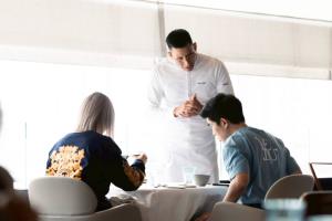 Blue by Alain Ducasse ชวนเปิดประสบการณ์ Fine Dining  สุดเอ็กซ์คลูซีฟกับ “6-Hands Experience”  มื้อพิเศษจากมิตรภาพและความคิดสร้างสรรค์ของสามเชฟระดับโลก