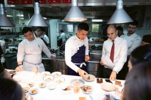Blue by Alain Ducasse ชวนเปิดประสบการณ์ Fine Dining  สุดเอ็กซ์คลูซีฟกับ “6-Hands Experience”  มื้อพิเศษจากมิตรภาพและความคิดสร้างสรรค์ของสามเชฟระดับโลก