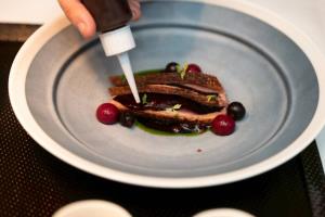 Blue by Alain Ducasse ชวนเปิดประสบการณ์ Fine Dining  สุดเอ็กซ์คลูซีฟกับ “6-Hands Experience”  มื้อพิเศษจากมิตรภาพและความคิดสร้างสรรค์ของสามเชฟระดับโลก