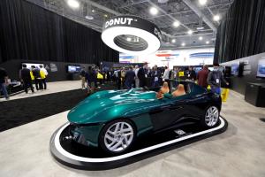 รถสปอร์ตไฟฟ้า Longbow ถูกจัดแสดงในบูธของ Donut Lab ในงาน CES 2026 ซึ่งเป็นงานแสดงสินค้าอิเล็กทรอนิกส์สำหรับผู้บริโภคประจำปี ที่ลาสเวกัส รัฐเนวาดา สหรัฐอเมริกา เมื่อวันที่ 6 มกราคม 2026
