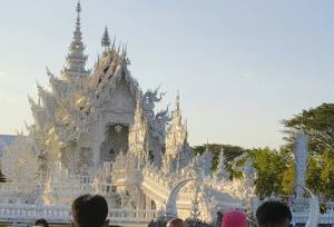 เผยนาทีแค่เดินเบียดกันนักท่องเที่ยวไทย-จีน ซัดกันนัวหน้าอุโบสถขาววัดร่องขุ่น สุดท้ายขอโทษกันที่โรงพัก