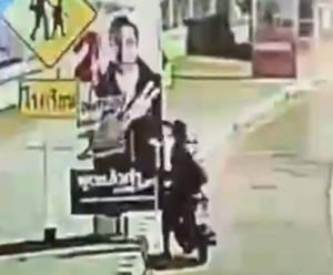 "ไทยเศรษฐ์" ก็โดน! ภาพเห็นชัดชายปริศนาขี่มอเตอร์ไซค์ลอบกรีดป้ายหาเสียง “เจเศรษฐ์” ยับ