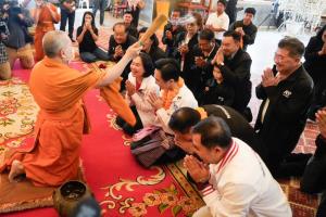 ‘ยศชนัน’ เดินตลาดเช้าหนองคาย ไหว้ ‘หลวงพ่อพระใส’ วอนเลือกเพื่อไทยเหมา 3 เขต