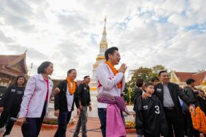 ‘ยศชนัน’ เดินตลาดเช้าหนองคาย ไหว้ ‘หลวงพ่อพระใส’ วอนเลือกเพื่อไทยเหมา 3 เขต