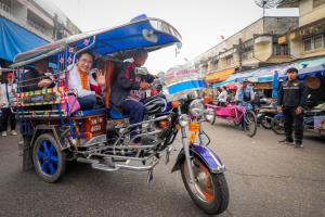 ‘ยศชนัน’ เดินตลาดเช้าหนองคาย ไหว้ ‘หลวงพ่อพระใส’ วอนเลือกเพื่อไทยเหมา 3 เขต