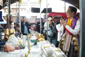 "ยศชนัน" ลุยตลาดสดหนองคาย อ้อนขอคะแนนพ่อค้าแม่ขาย