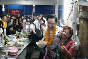 "ยศชนัน" ลุยตลาดสดหนองคาย อ้อนขอคะแนนพ่อค้าแม่ขาย