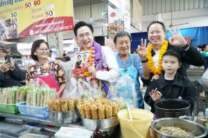 "ยศชนัน" ลุยตลาดสดหนองคาย อ้อนขอคะแนนพ่อค้าแม่ขาย
