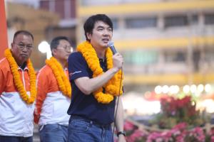 “ปิยบุตร” เดินสายปราศรัย 3 เวที จ.เลย วอนเลือกพรรคส้มเกิน 20 ล้านคน ป้องกันโดนรุมกินโต๊ะแบบปี 62 และ 66