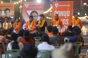 “ปิยบุตร” เดินสายปราศรัย 3 เวที จ.เลย วอนเลือกพรรคส้มเกิน 20 ล้านคน ป้องกันโดนรุมกินโต๊ะแบบปี 62 และ 66