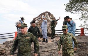 ผู้ช่วยทูตทหาร 20 ชาติขึ้นผามออีแดง ดูความเสียหาย-กัมพูชาใช้ปราสาทพระวิหารเป็นฐานยิงใส่ไทย
