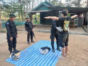 กองทัพเรือสกัดจับ 4 คนจีน 1 คนไทย ลอบข้ามแดน อ.โป่งน้ำร้อน จันทบุรี คาดโยงแก๊งสแกมเมอร์กัมพูชา